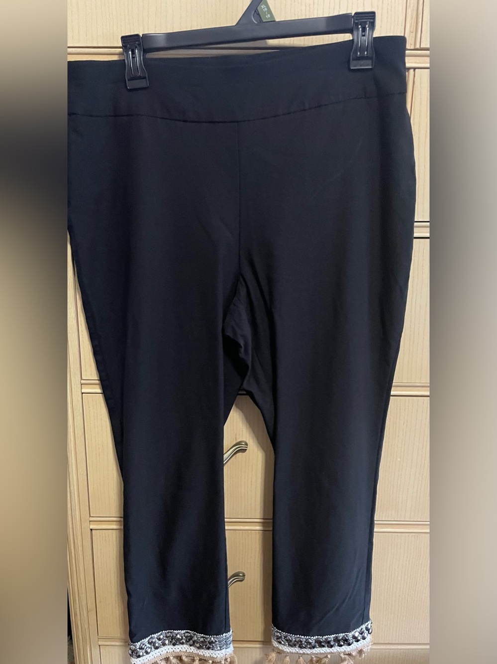 Chico’s So Slimming Black Size 10 Decorative Capris
